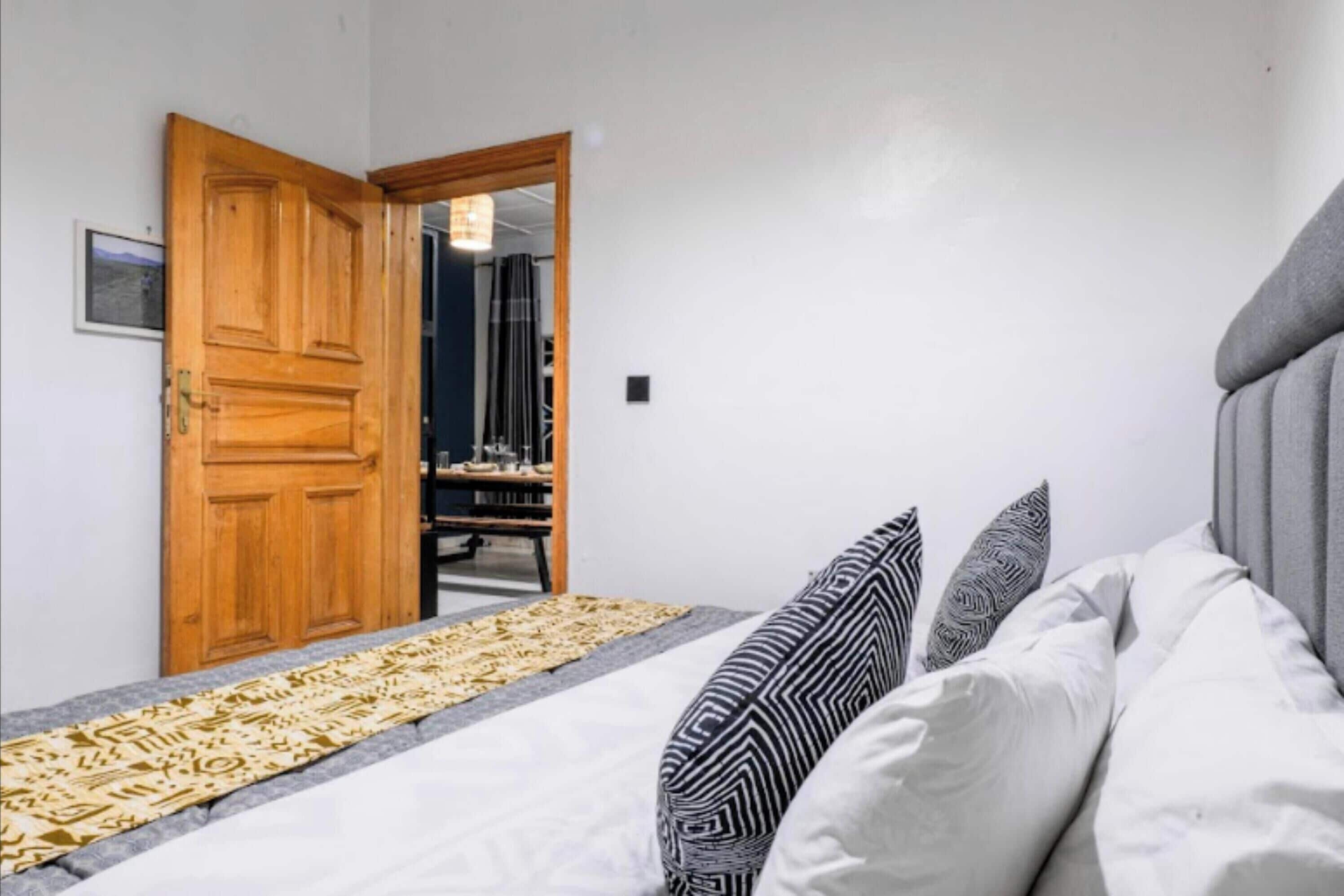 Executive Suite | Egyptian cotton sheets, premium bedding, memory-foam beds, desk