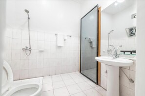 تجهيزات دش، خف للقدمين، مناشف، صابون