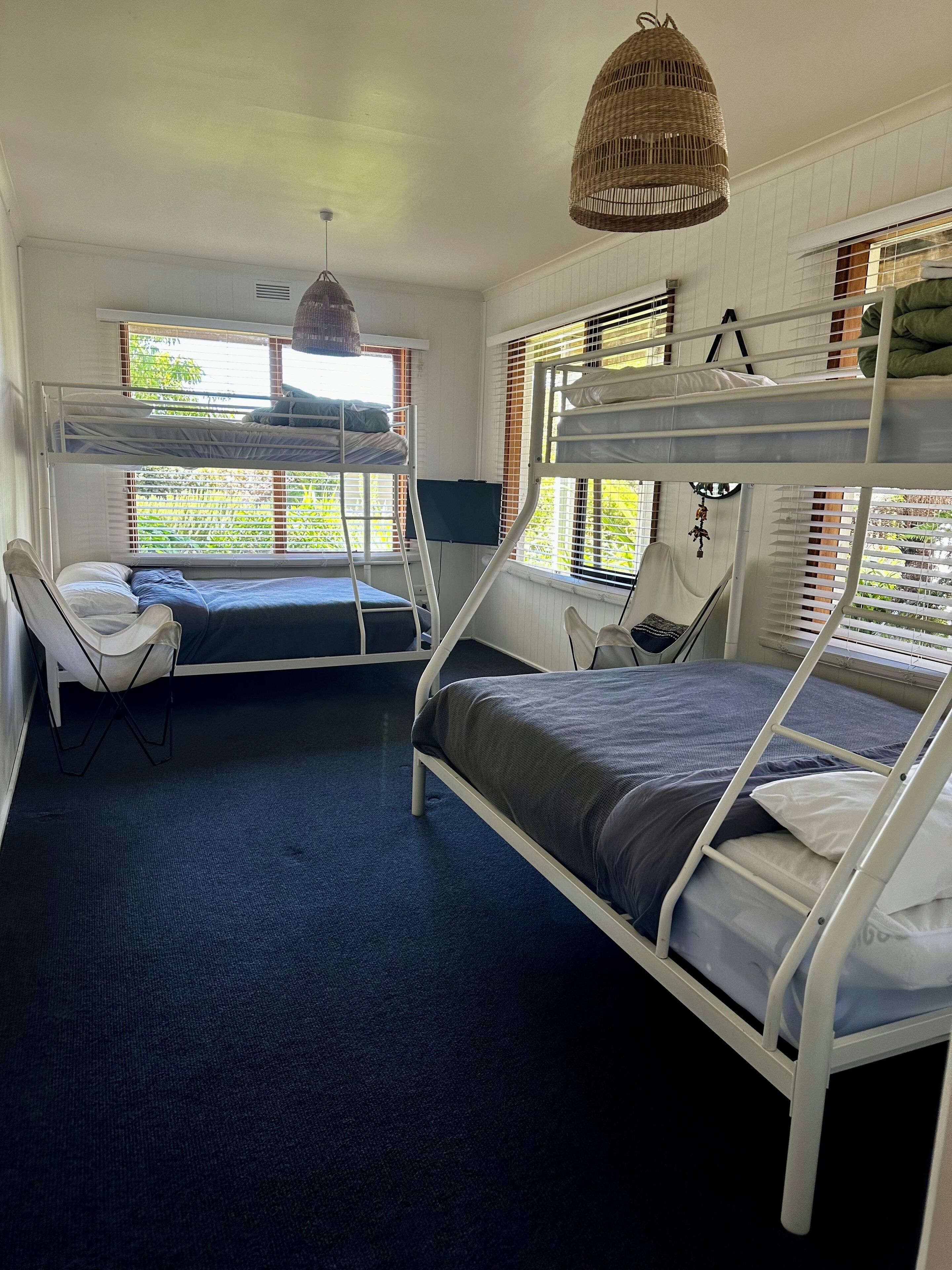 4 عدّة غرف نوم ومكواة/لوح كي وواي فاي وملاءات أسرّة