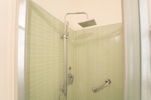 Dusche, Haartrockner, Bidet, Handtücher