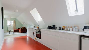 Frigorifero, forno, piano cottura, tostapane