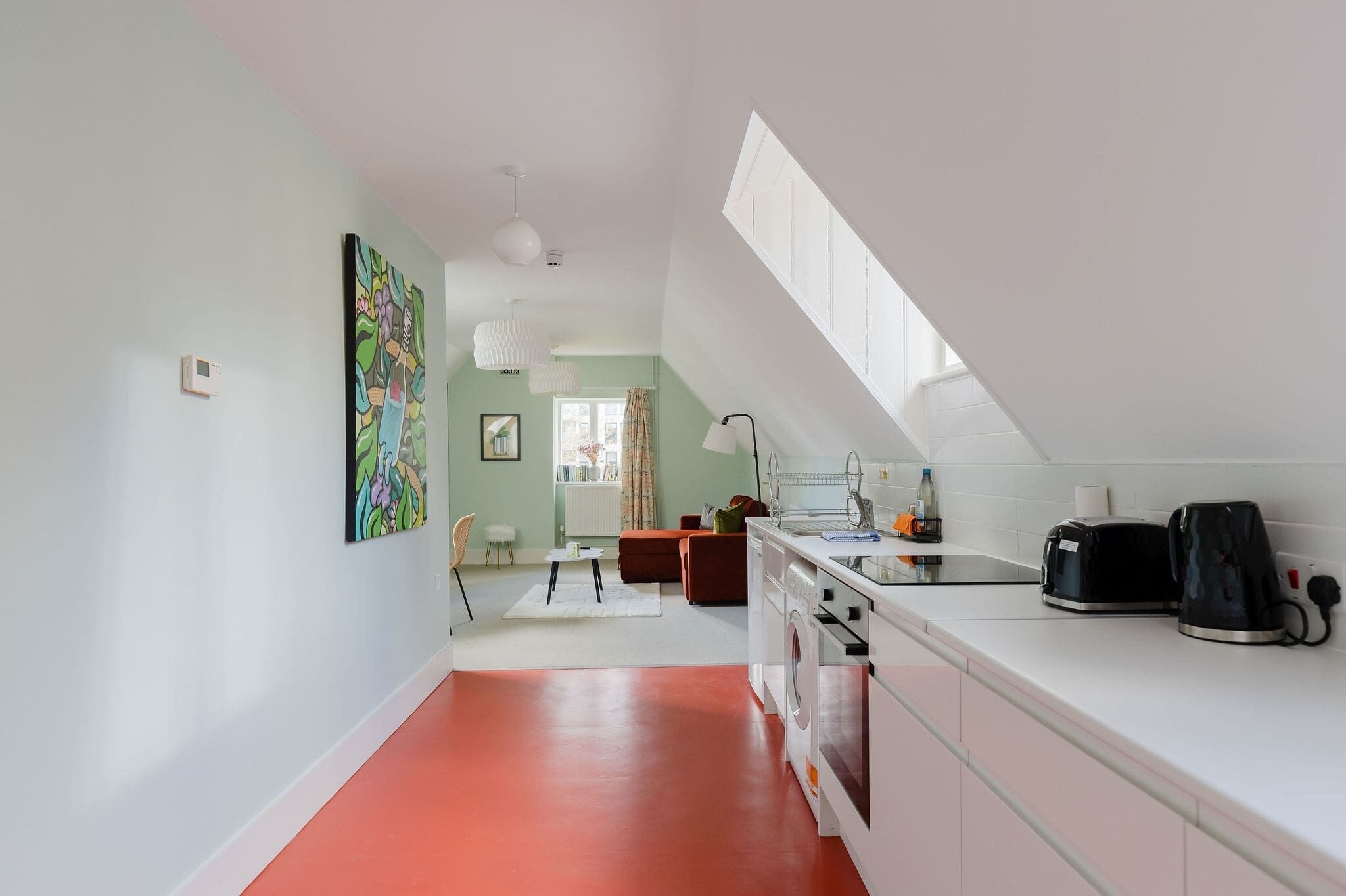 Een koelkast, een oven, een kookplaat, een broodrooster