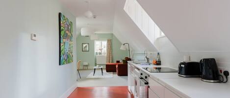 Een koelkast, een oven, een kookplaat, een broodrooster