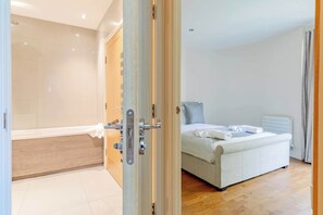 Strykejern/-brett, internettilgang og sengetøy