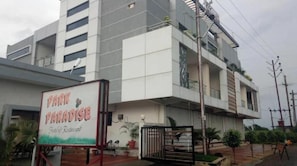 Front of property - Hotel Park Paradise and Restaurant (Gadarwara)