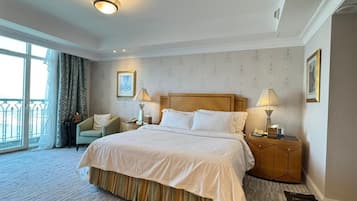 In-room safe, blackout drapes, free WiFi