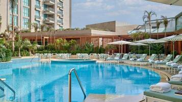 Een binnenzwembad en een buitenzwembad