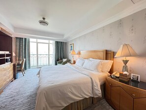 In-room safe, blackout drapes, free WiFi
