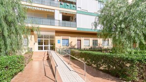 Un hôtel à plusieurs étages doté d’une cour intérieure, d’un espace extérieur aménagé et d’une entrée bien visible.