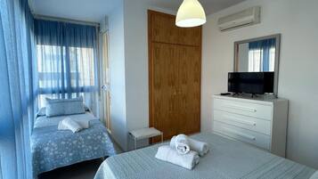 Tabla de planchar con plancha y ropa de cama