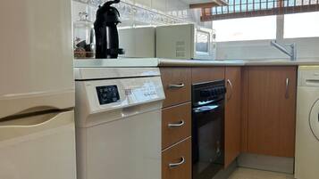 Een koelkast, een magnetron, een oven, een kookplaat