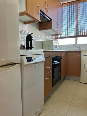 Een koelkast, een magnetron, een oven, een kookplaat