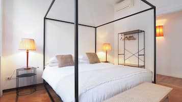 Three-bedroom apartment, Via Dogana 3 | Iron/ironing board, cribs/infant beds, free WiFi, bed sheets