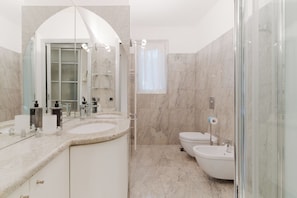One-bedroom apartment, Passagio Duomo 2 | 浴室 | 吹风机、坐浴桶、毛巾、肥皂