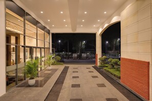 Porch - Lemon Tree Hotel Mall of Dehradun (Dehradun)
