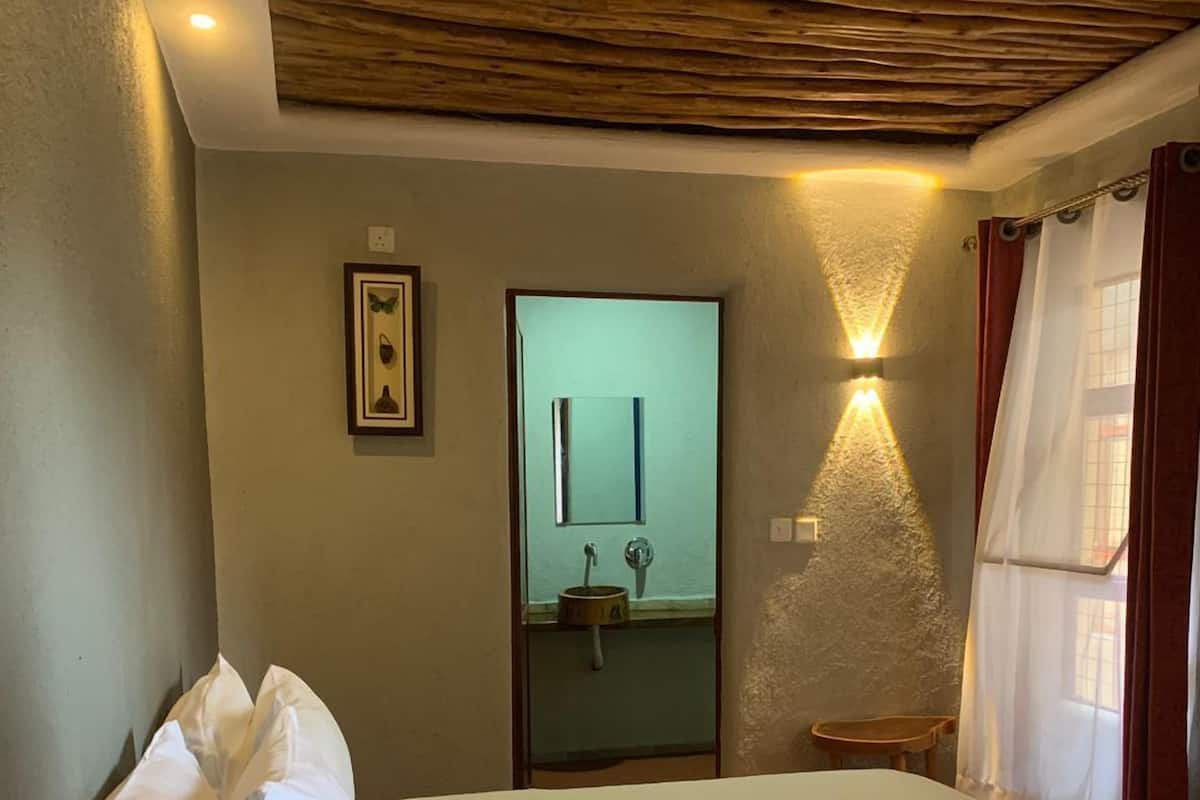 Deluxe Studio | Desk, laptop workspace, free WiFi