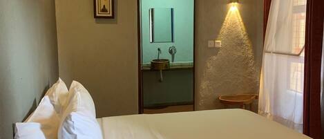 Studio Deluxe | Bàn, khu vực làm việc phù hợp cho laptop