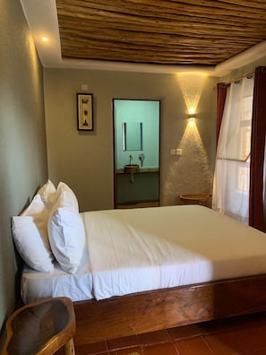 Deluxe Studio | Desk, laptop workspace, free WiFi