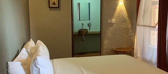 Montane Safaris Hotel Entebbe