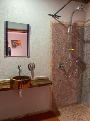 Executive Room | Bathroom | Shower, slippers, towels, soap