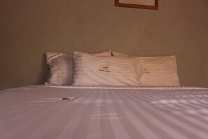 Premium bedding, pillow-top beds, soundproofing, free WiFi - Montane Safaris Hotel Entebbe (Entebbe)