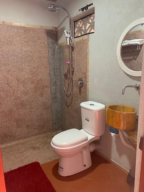 Deluxe Studio | Bathroom | Shower, slippers, towels, soap