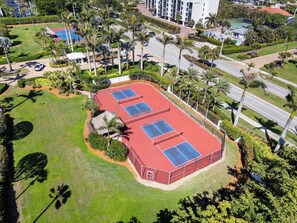 Sports court - Beachfront Walk-Out Condo with Pool - Easy Access to Pool and Beach (Marco Island)