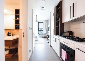 Fridge, microwave, oven, stovetop - StayShort - Town Square sleeps 2 in Great Location (Town Square)