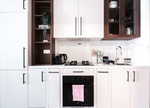 Jääkaappi, mikroaaltouuni, uuni, liesi