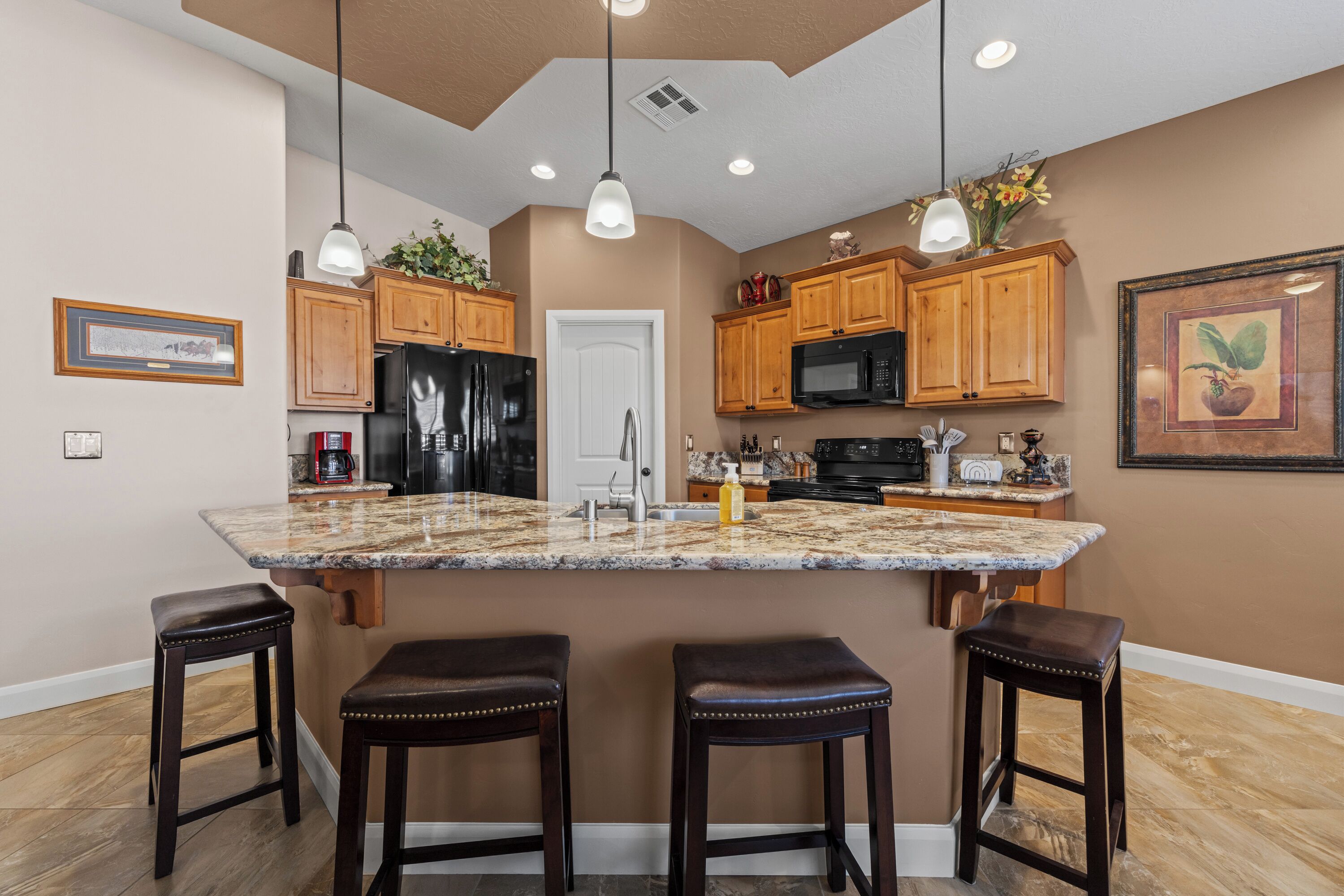 Microondas, horno, placa de cocina y lavavajillas