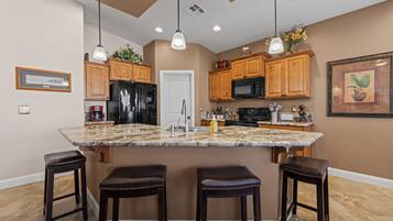 Microondas, horno, placa de cocina y lavavajillas