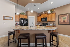 Mikrobølgeovn, ovn, kokeplater og oppvaskmaskin