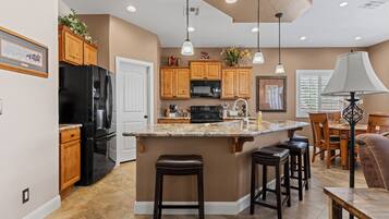 Microondas, horno, placa de cocina y lavavajillas