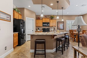 Mikrobølgeovn, ovn, kokeplater og oppvaskmaskin