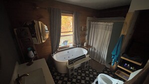 Une salle de bain avec une baignoire, des toilettes et un lavabo.