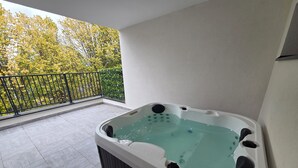 A hot tub on a balcony with a view of trees. - Le 46 Cosy, modern villa.  Between Paris, Disneyland and Parc Asterix (Villiers-sur-Marne)