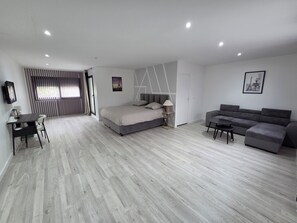 4 habitaciones, escritorio y tabla de planchar con plancha