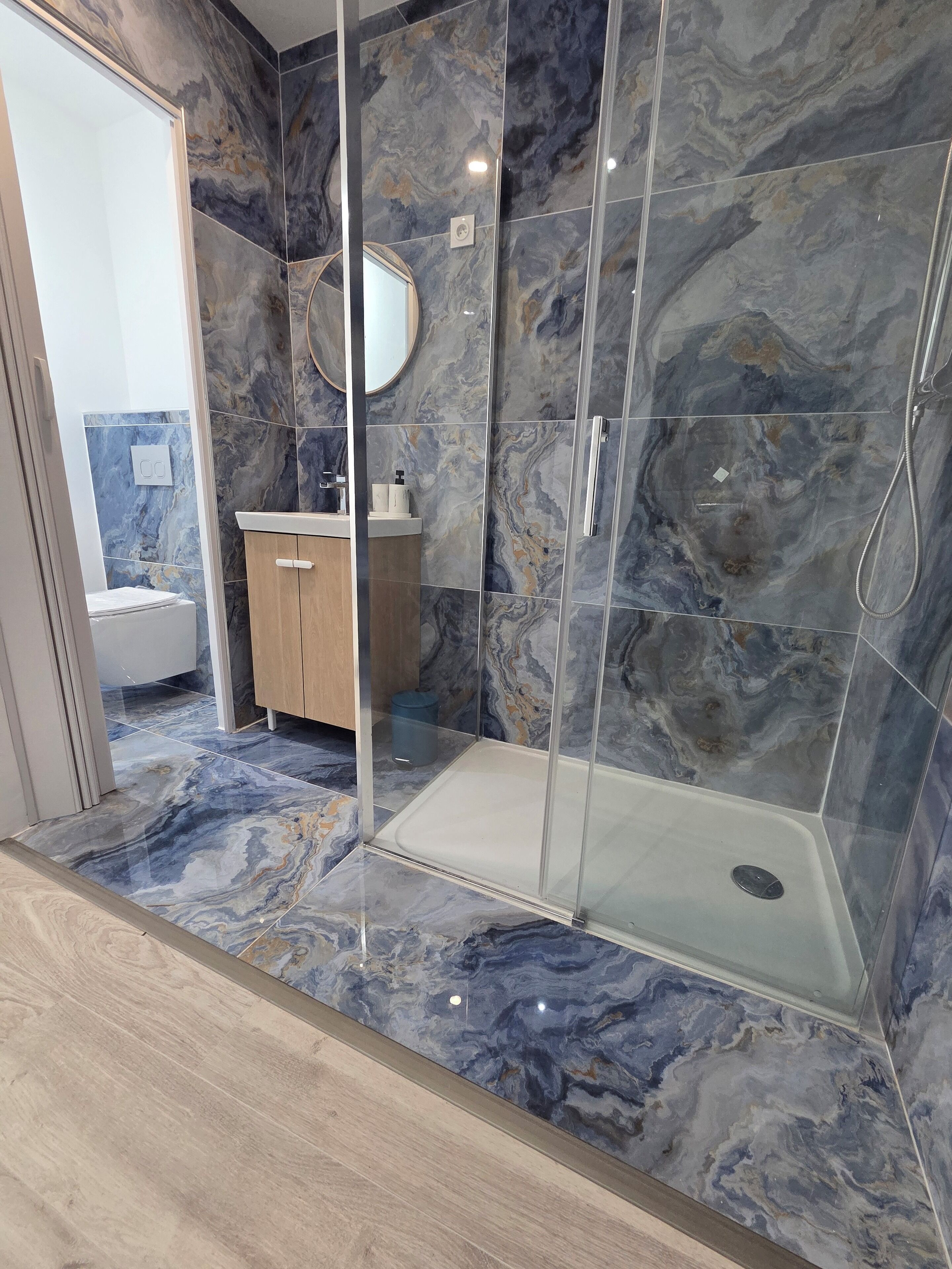 Dusche, Whirlpool, Haartrockner, Handtücher