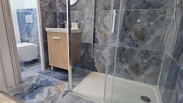 Een douche, een bubbelbad, een haardroger, handdoeken