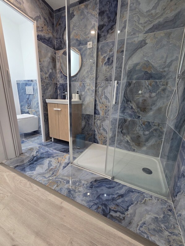 Shower, jetted tub, hair dryer, towels