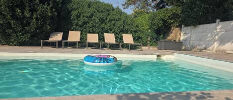 Una piscina al aire libre, una piscina climatizada