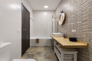 Hårføner, bidé og håndklær