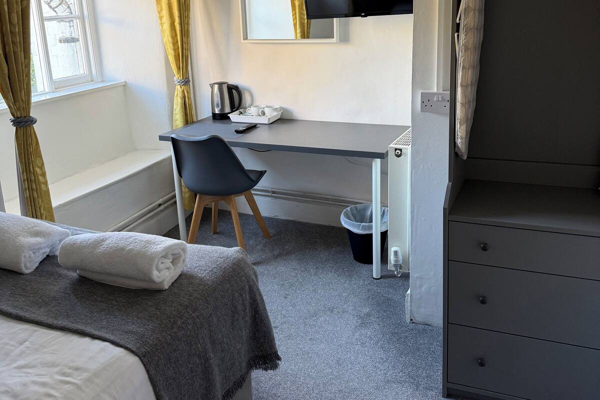 مكتب ومساحة عمل للكمبيوتر المحمول وستائر تعتيم ومكواة/لوح كي