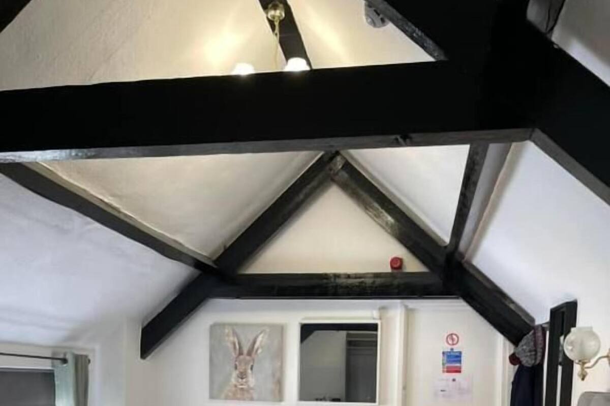 مكتب ومساحة عمل للكمبيوتر المحمول وستائر تعتيم ومكواة/لوح كي