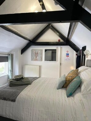 مكتب ومساحة عمل للكمبيوتر المحمول وستائر تعتيم ومكواة/لوح كي