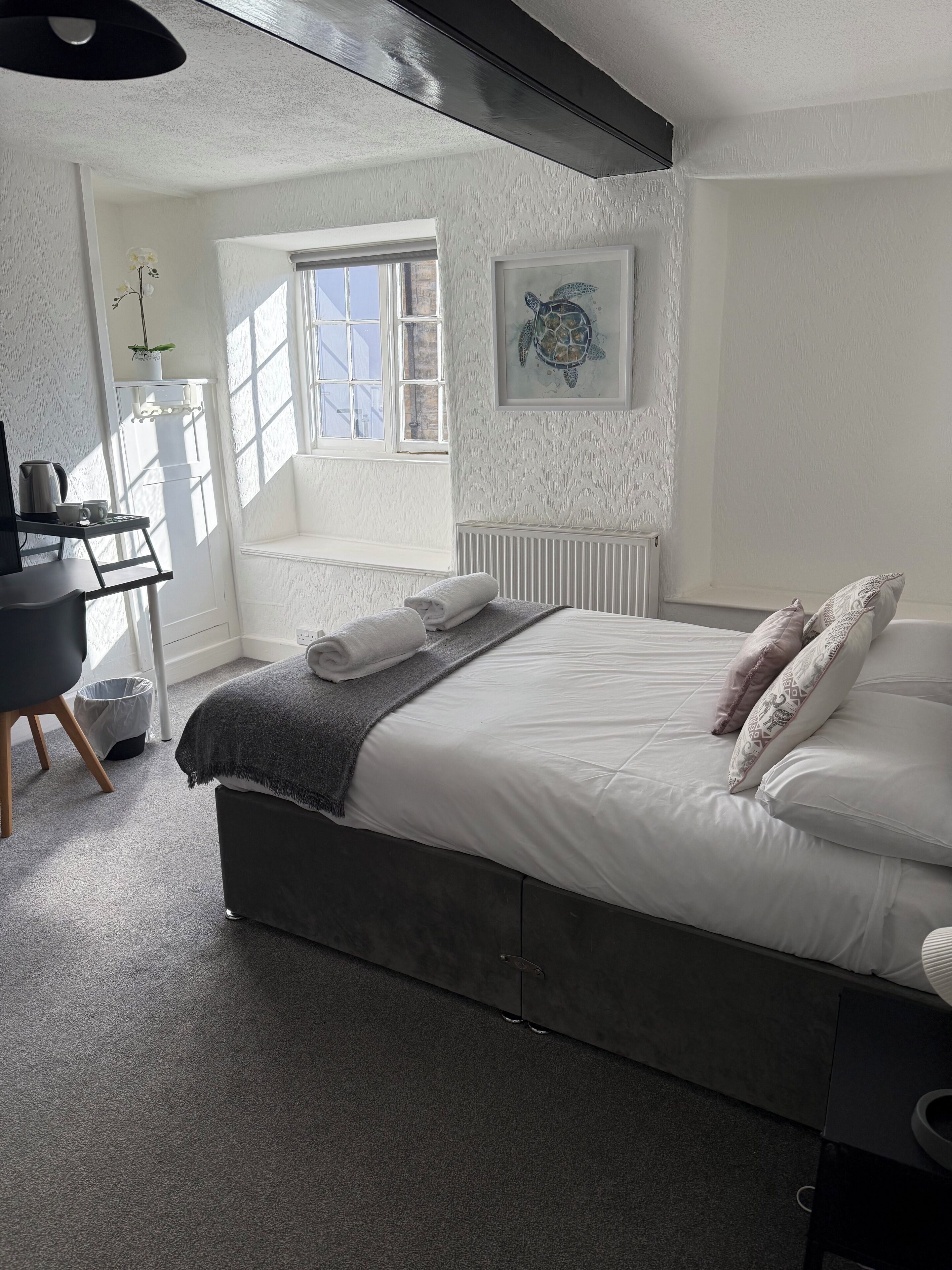 Escritorio, espacio para trabajar con laptop y cortinas blackout 