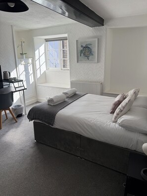 مكتب ومساحة عمل للكمبيوتر المحمول وستائر تعتيم ومكواة/لوح كي