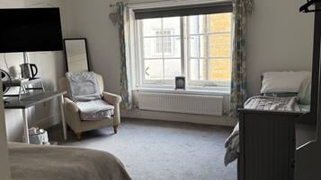 Classic Triple Room | Desk, laptop workspace, blackout curtains, iron/ironing board