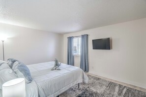 Escritorio, tabla de planchar con plancha, wifi gratis y ropa de cama