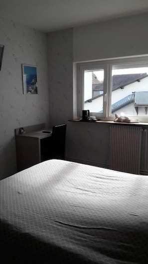 Desk, iron/ironing board - Le Reflet des Torches (Lacq)